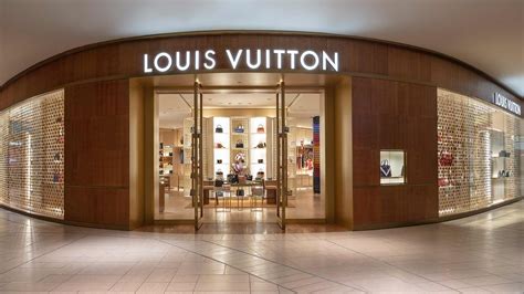 louis vuitton chinook centre.